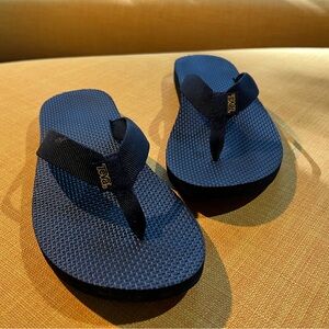 Teva Black Flip flops LIKE NEW